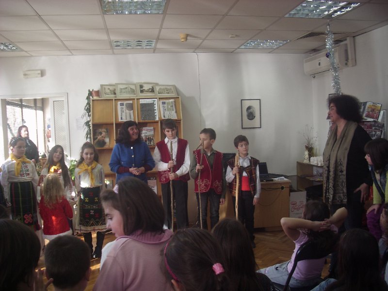 IMG_5263.jpg - Детски и средношколски комплекс с поздрав към най-малките читатели, участвали в изявите на библиотеката. Деца от Куклен театър "Палечко" при ОДК представят Рождество Христово и коледните обичаи.