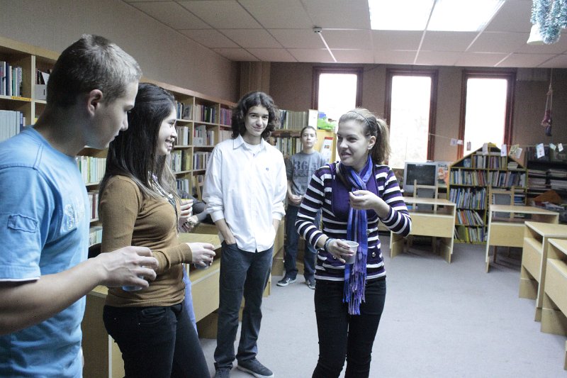 _MG_7035.JPG - Поредица от празници в Немска читалня с ученици от 10-тите класове на езиковите гимназии в града. Представяне на немските и българските традиции, стихотворения и коледни текстове.