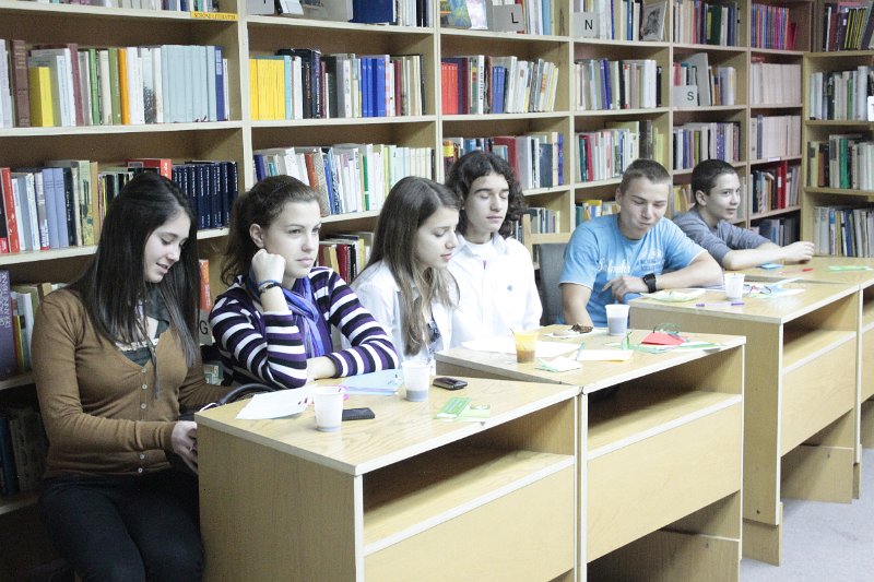 _MG_7042.JPG - Поредица от празници в Немска читалня с ученици от 10-тите класове на езиковите гимназии в града. Представяне на немските и българските традиции, стихотворения и коледни текстове.