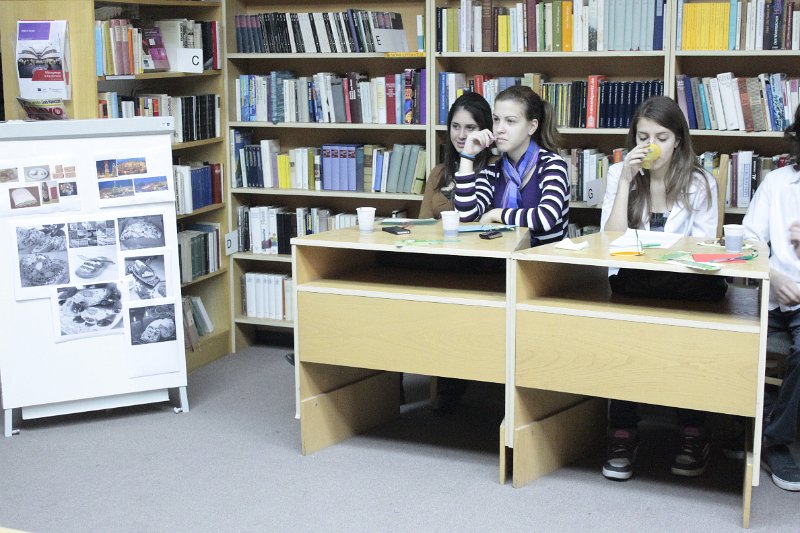 _MG_7043.JPG - Поредица от празници в Немска читалня с ученици от 10-тите класове на езиковите гимназии в града. Представяне на немските и българските традиции, стихотворения и коледни текстове.