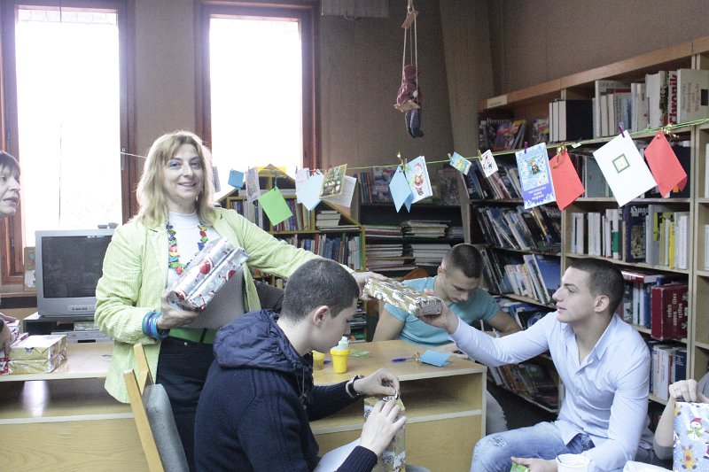 _MG_7060.JPG - Поредица от празници в Немска читалня с ученици от 10-тите класове на езиковите гимназии в града. Представяне на немските и българските традиции, стихотворения и коледни текстове.