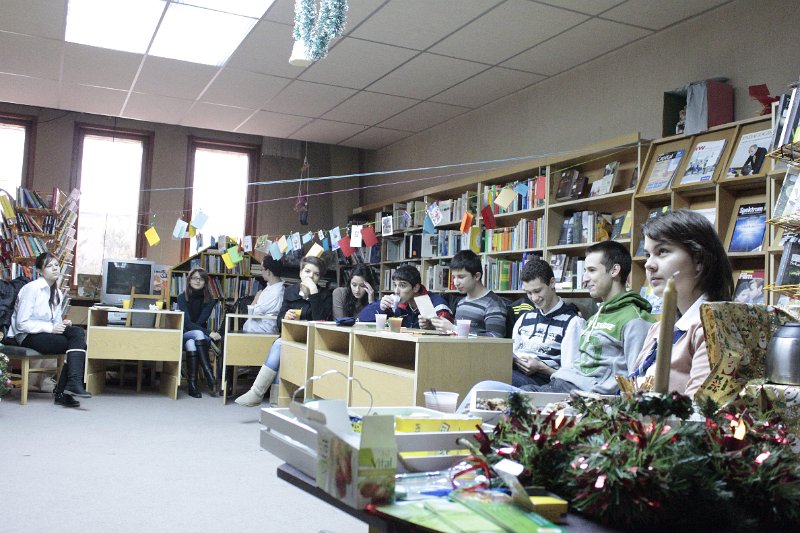 _MG_7079.JPG - Поредица от празници в Немска читалня с ученици от 10-тите класове на езиковите гимназии в града. Представяне на немските и българските традиции, стихотворения и коледни текстове.