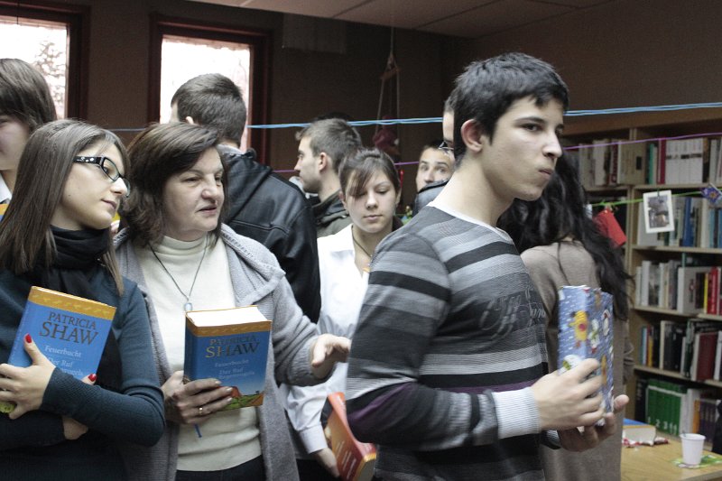 _MG_7104.JPG - Поредица от празници в Немска читалня с ученици от 10-тите класове на езиковите гимназии в града. Представяне на немските и българските традиции, стихотворения и коледни текстове.