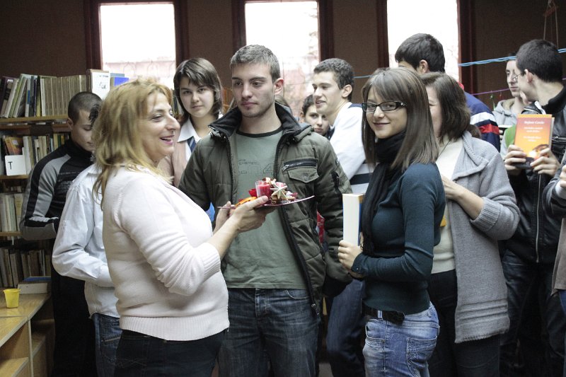 _MG_7110.JPG - Поредица от празници в Немска читалня с ученици от 10-тите класове на езиковите гимназии в града. Представяне на немските и българските традиции, стихотворения и коледни текстове.