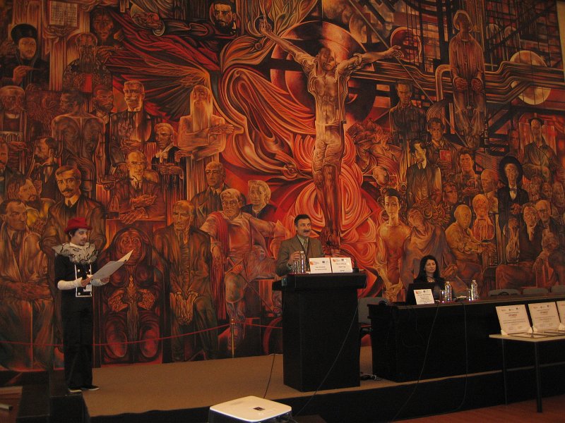 IMG_2596.JPG - Митко Шалев, Директор на Центъра за развитие на човешките ресурси поздравява наградените участници