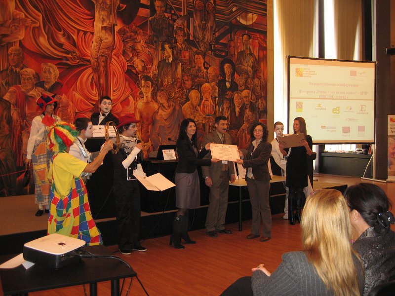 IMG_2603.JPG - Връчване на Сертификат в категория "Партньорства за познание" по Секторна програма "Грюндвиг"