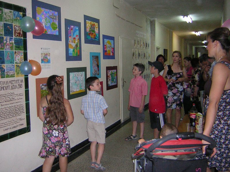 DSCN9090.JPG - Откриване самостоятелна изложба на Емануил Нинов - четвъртокласник в СОУ "Найден Геров"