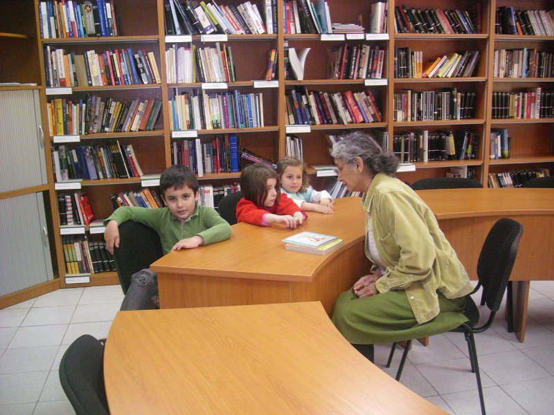 IMG_4041.JPG - В отдел Изкуство, Рева Чандрасекаран от Корпуса на мира, предлага на своите читатели - деца безплатни консултации по английски език и помощ при подготовка на домашни задания по английски