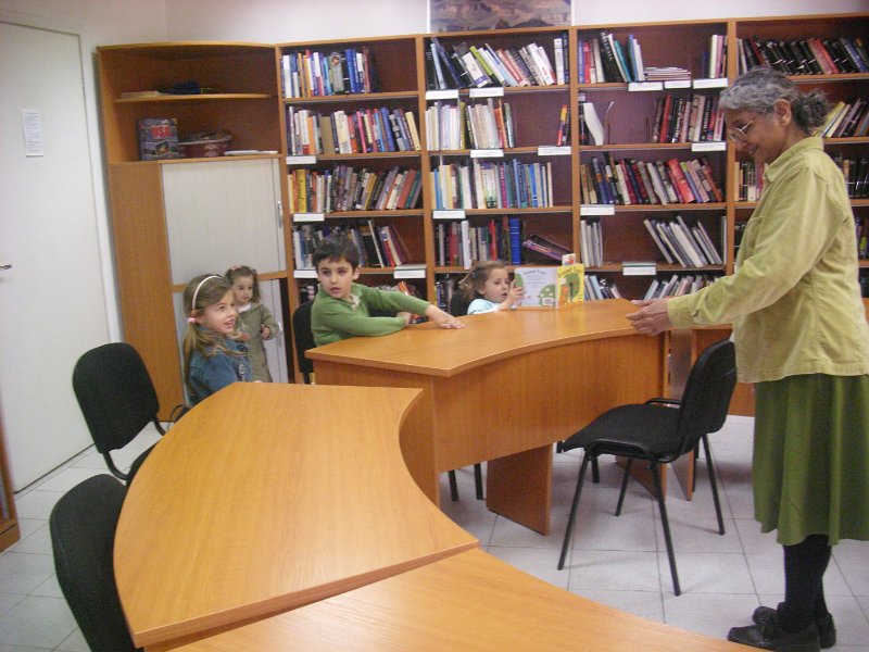 IMG_4047.JPG - В отдел Изкуство, Рева Чандрасекаран от Корпуса на мира, предлага на своите читатели - деца безплатни консултации по английски език и помощ при подготовка на домашни задания по английски