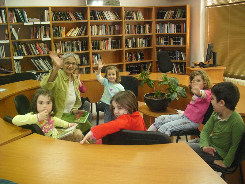 IMG_4051.JPG - В отдел Изкуство, Рева Чандрасекаран от Корпуса на мира, предлага на своите читатели - деца безплатни консултации по английски език и помощ при подготовка на домашни задания по английски