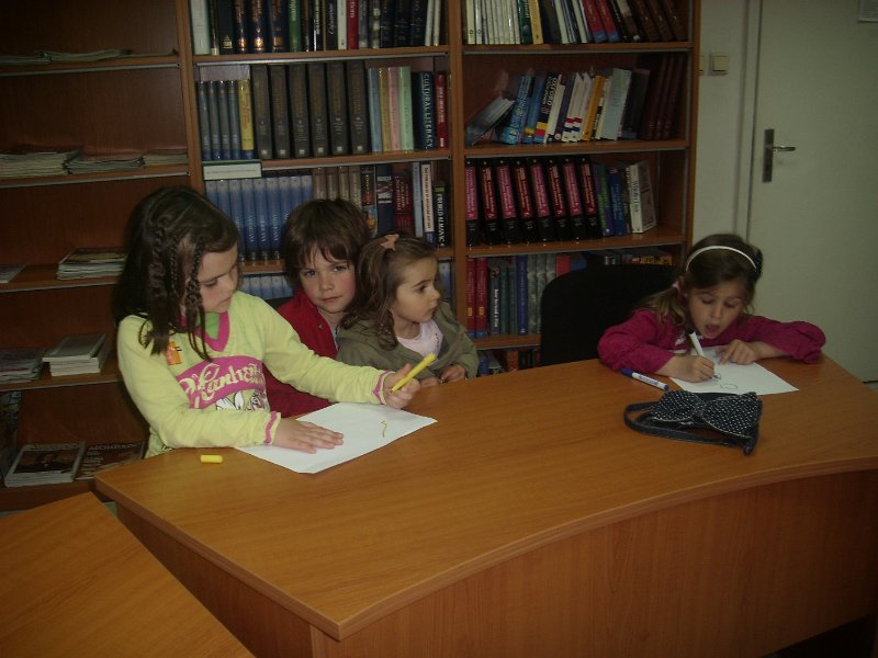 IMG_4061.JPG - В отдел Изкуство, Рева Чандрасекаран от Корпуса на мира, предлага на своите читатели - деца безплатни консултации по английски език и помощ при подготовка на домашни задания по английски