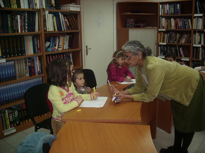 IMG_4064.JPG - В отдел Изкуство, Рева Чандрасекаран от Корпуса на мира, предлага на своите читатели - деца безплатни консултации по английски език и помощ при подготовка на домашни задания по английски