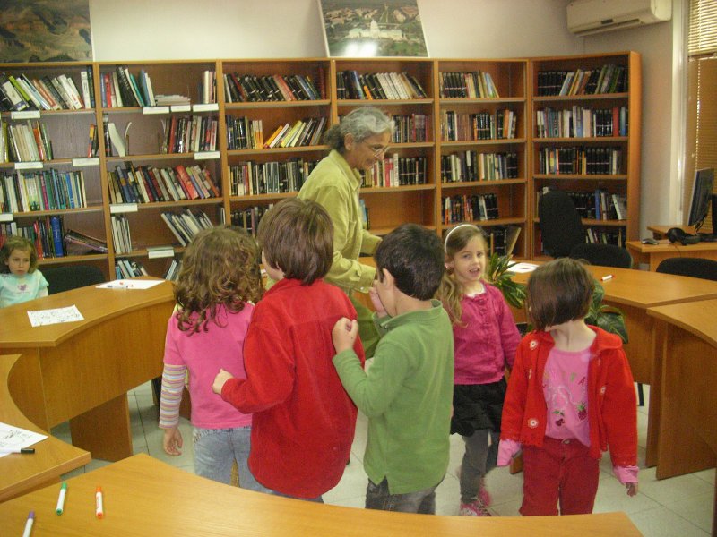 IMG_4072.JPG - В отдел Изкуство, Рева Чандрасекаран от Корпуса на мира, предлага на своите читатели - деца безплатни консултации по английски език и помощ при подготовка на домашни задания по английски