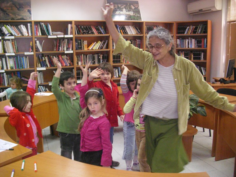 IMG_4073.JPG - В отдел Изкуство, Рева Чандрасекаран от Корпуса на мира, предлага на своите читатели - деца безплатни консултации по английски език и помощ при подготовка на домашни задания по английски