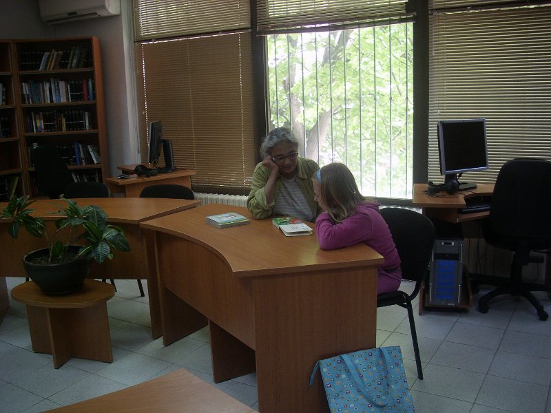 IMG_4076.JPG - В отдел Изкуство, Рева Чандрасекаран от Корпуса на мира, предлага на своите читатели - деца безплатни консултации по английски език и помощ при подготовка на домашни задания по английски