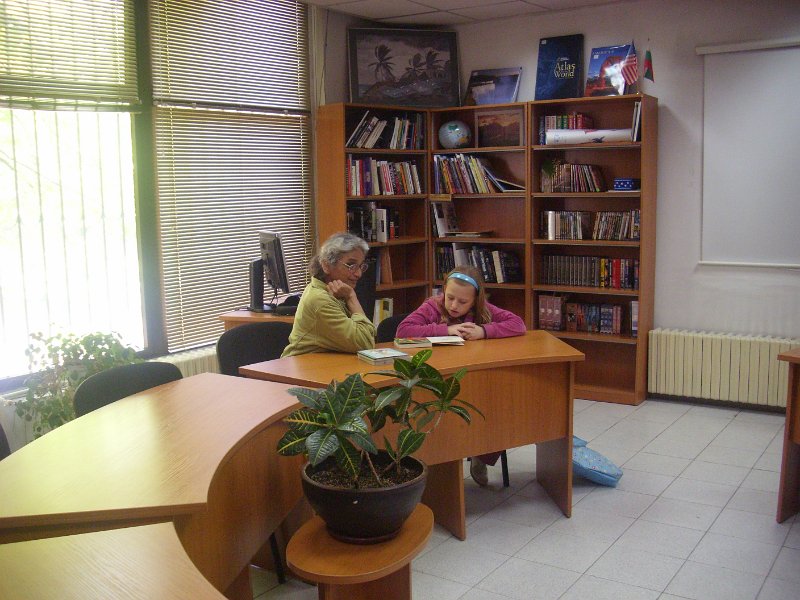 IMG_4077.JPG - В отдел Изкуство, Рева Чандрасекаран от Корпуса на мира, предлага на своите читатели - деца безплатни консултации по английски език и помощ при подготовка на домашни задания по английски