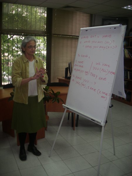 IMG_4082.JPG - В отдел Изкуство, Рева Чандрасекаран от Корпуса на мира, предлага на своите читатели - деца безплатни консултации по английски език и помощ при подготовка на домашни задания по английски