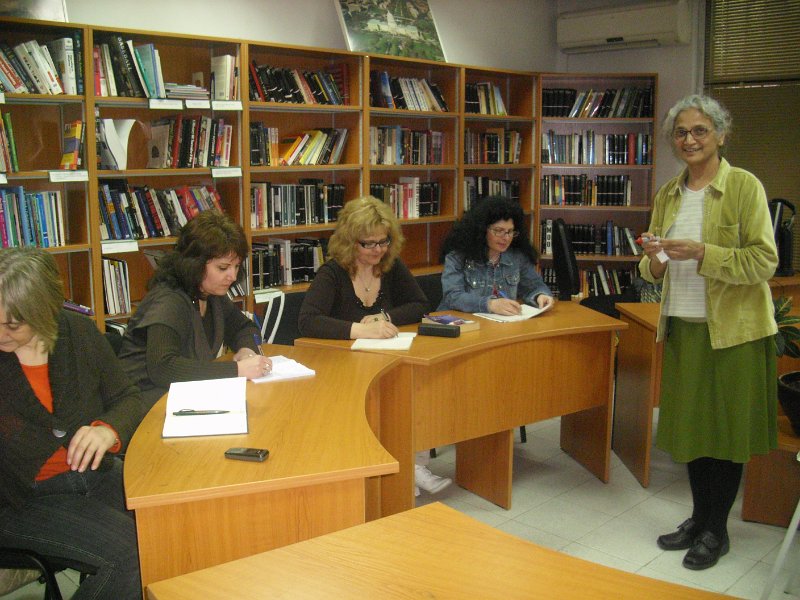 IMG_4084.JPG - В отдел Изкуство, Рева Чандрасекаран от Корпуса на мира, предлага на своите читатели - деца безплатни консултации по английски език и помощ при подготовка на домашни задания по английски