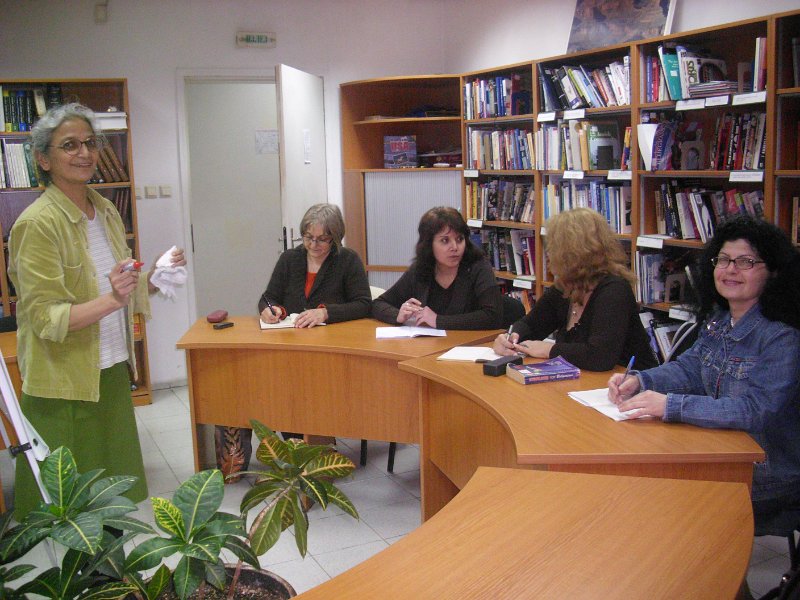 IMG_4090.JPG - В отдел Изкуство, Рева Чандрасекаран от Корпуса на мира, предлага на своите читатели - деца безплатни консултации по английски език и помощ при подготовка на домашни задания по английски