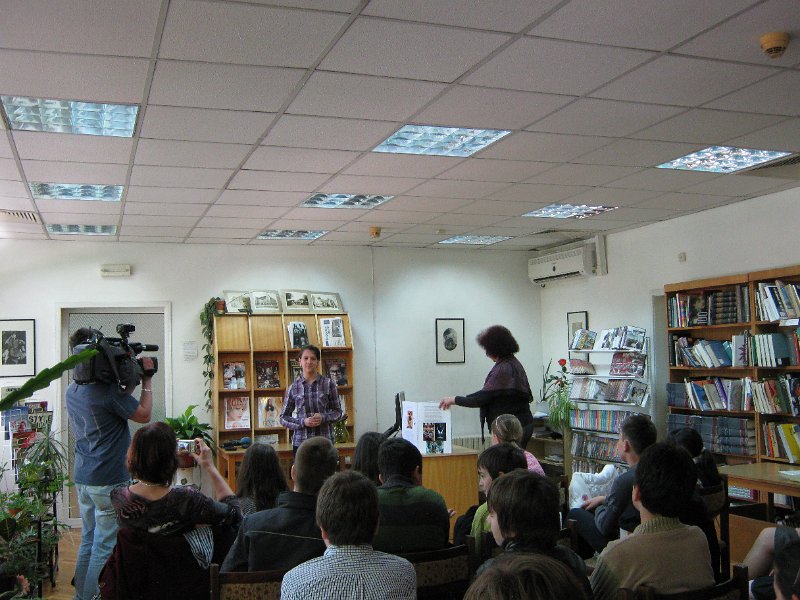 IMG_9041.JPG - СОУ "Св. Климент Охридски" представя своя книга, изготвена от учениците на г-жа Панчева