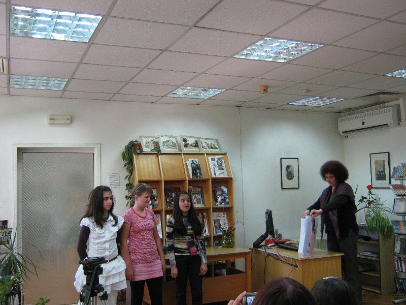 IMG_9046.JPG - СОУ "Св. Климент Охридски" представя своя книга, изготвена от учениците на г-жа Панчева