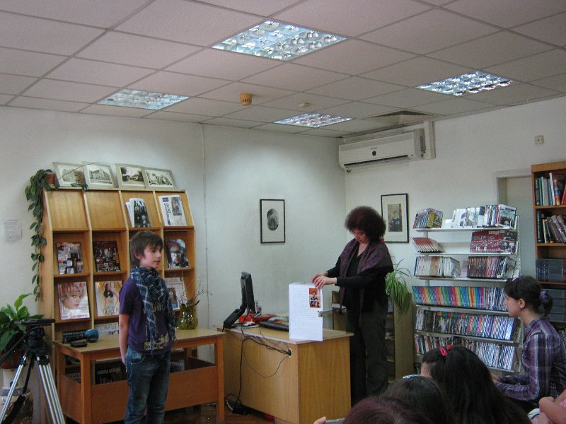 IMG_9052.JPG - СОУ "Св. Климент Охридски" представя своя книга, изготвена от учениците на г-жа Панчева