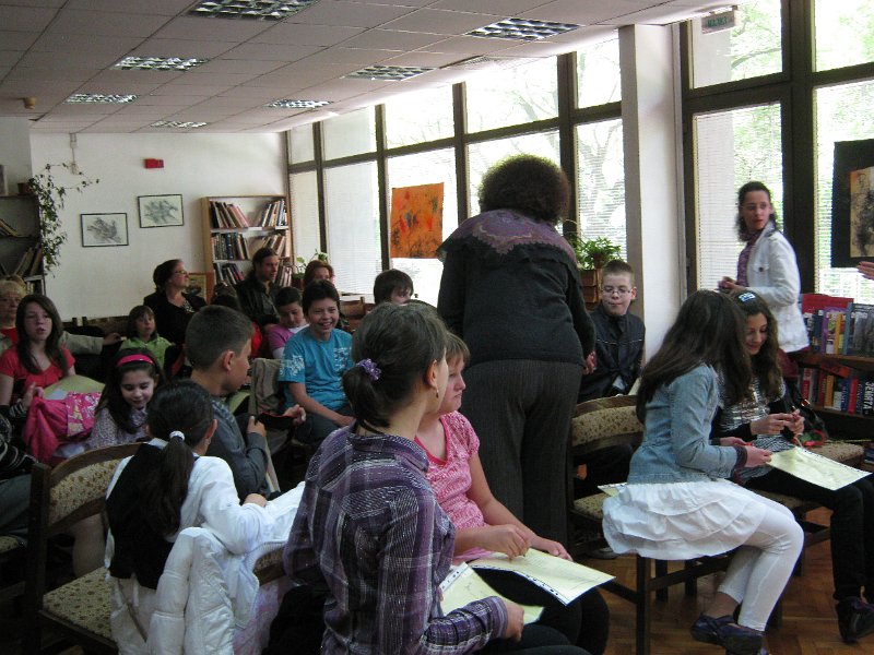 IMG_9056.JPG - СОУ "Св. Климент Охридски" представя своя книга, изготвена от учениците на г-жа Панчева