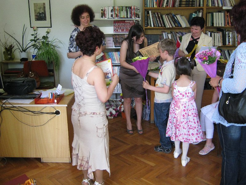 IMG_9122.JPG - Раздаване свидетелствата на първокласници от СОУ "Найден Геров"