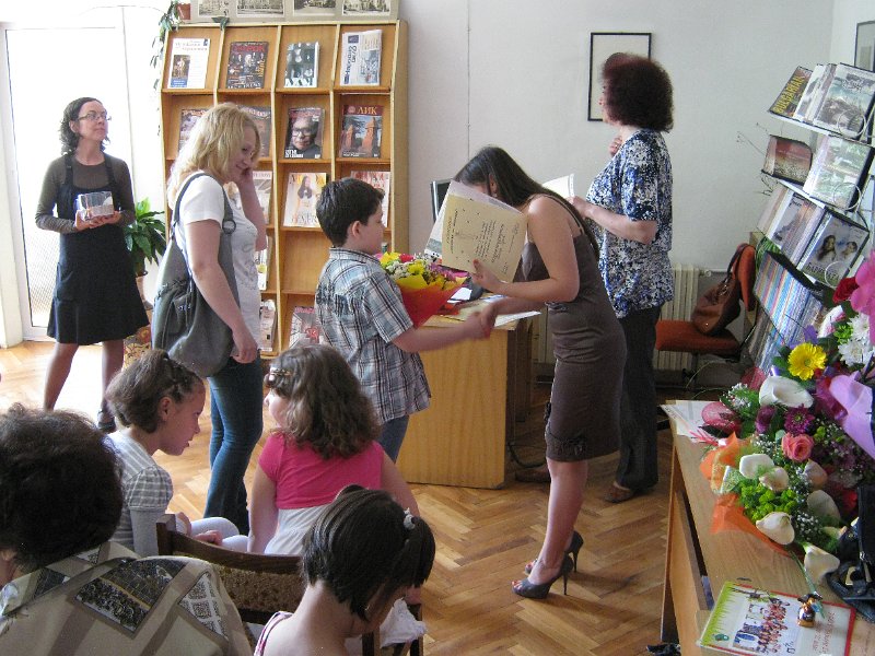 IMG_9132.JPG - Раздаване свидетелствата на първокласници от СОУ "Найден Геров"