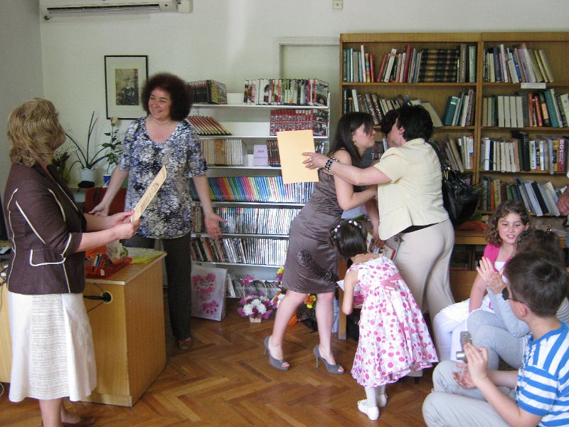 IMG_9138.JPG - Раздаване свидетелствата на първокласници от СОУ "Найден Геров"