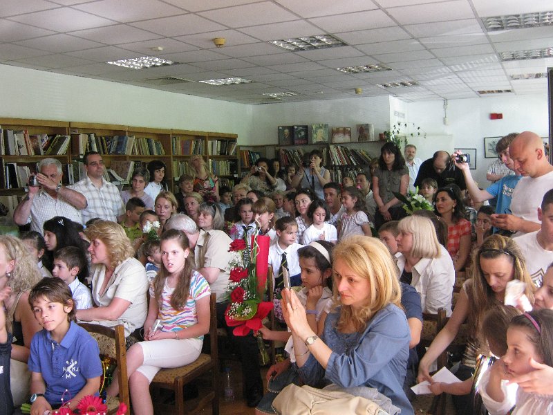 IMG_9146.JPG - Раздаване свидетелствата на първокласници от СОУ "Найден Геров"