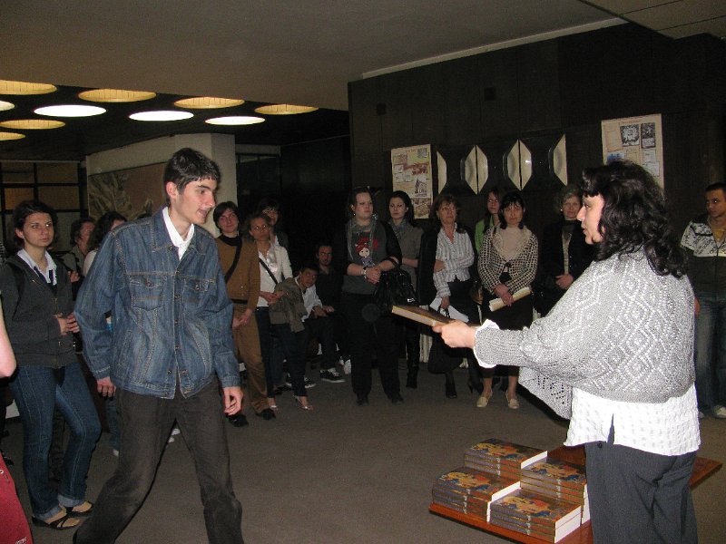 IMG_1561.JPG - Състезание в библиотеката. Съвместно с Дирекция "Младежки дейности и спорт"