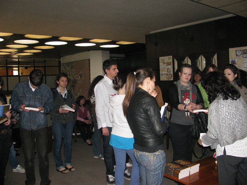 IMG_1563.JPG - Състезание в библиотеката. Съвместно с Дирекция "Младежки дейности и спорт"