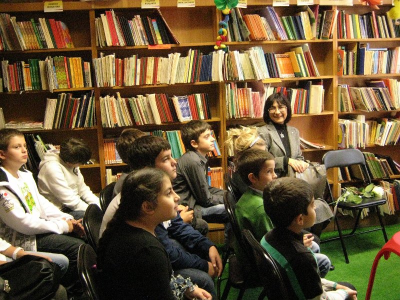 IMG_0979.JPG - 1 ноември в Детски и средношколски комплекс с участието на деца от школа "Клас" - ръководител Ивелина Бояджиева. Гост - детската писателка Райна Пенева.