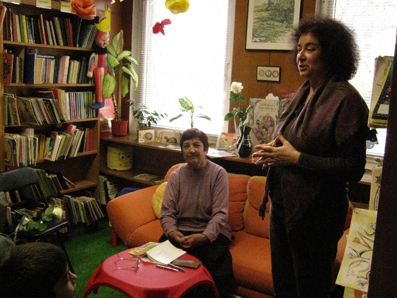 IMG_0980.JPG - 1 ноември в Детски и средношколски комплекс с участието на деца от школа "Клас" - ръководител Ивелина Бояджиева. Гост - детската писателка Райна Пенева.