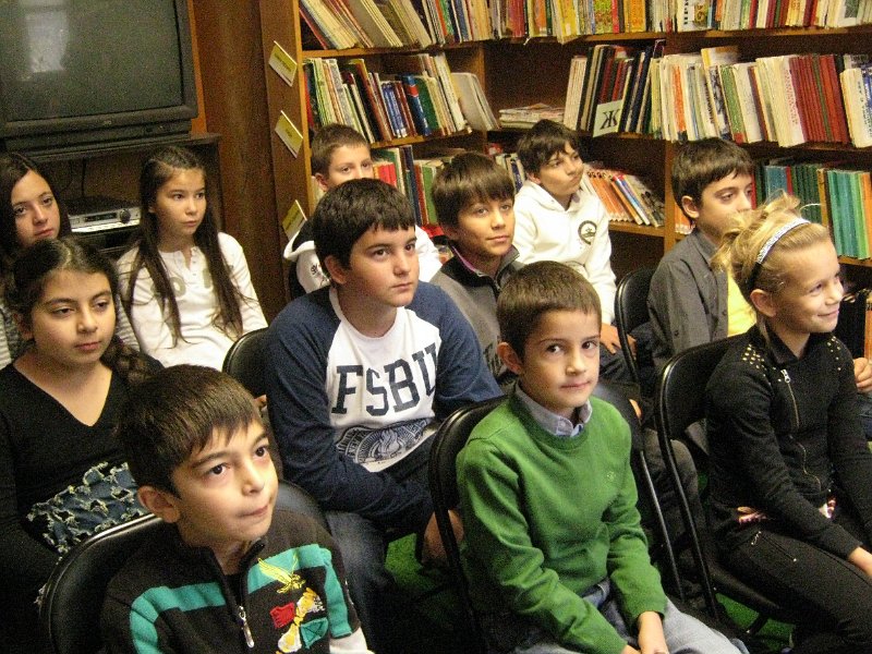 IMG_0985.JPG - 1 ноември в Детски и средношколски комплекс с участието на деца от школа "Клас" - ръководител Ивелина Бояджиева. Гост - детската писателка Райна Пенева.