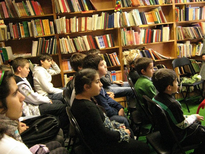 IMG_0987.JPG - 1 ноември в Детски и средношколски комплекс с участието на деца от школа "Клас" - ръководител Ивелина Бояджиева. Гост - детската писателка Райна Пенева.