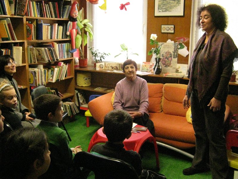 IMG_0989.JPG - 1 ноември в Детски и средношколски комплекс с участието на деца от школа "Клас" - ръководител Ивелина Бояджиева. Гост - детската писателка Райна Пенева.