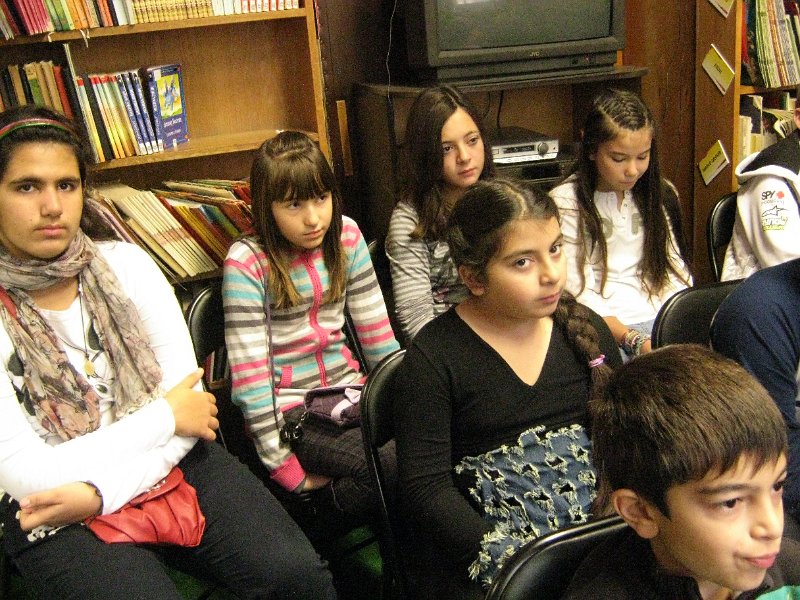 IMG_0991.JPG - 1 ноември в Детски и средношколски комплекс с участието на деца от школа "Клас" - ръководител Ивелина Бояджиева. Гост - детската писателка Райна Пенева.