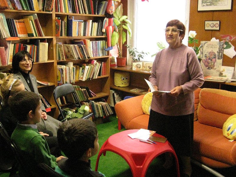 IMG_0993.JPG - 1 ноември в Детски и средношколски комплекс с участието на деца от школа "Клас" - ръководител Ивелина Бояджиева. Гост - детската писателка Райна Пенева.