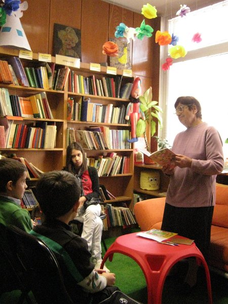 IMG_1007.JPG - 1 ноември в Детски и средношколски комплекс с участието на деца от школа "Клас" - ръководител Ивелина Бояджиева. Гост - детската писателка Райна Пенева.