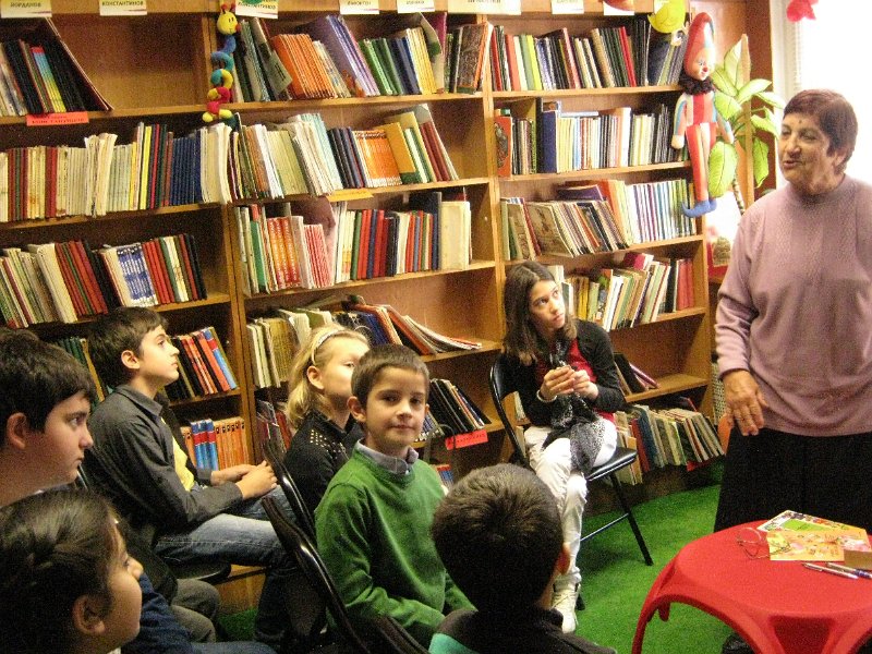 IMG_1020.JPG - 1 ноември в Детски и средношколски комплекс с участието на деца от школа "Клас" - ръководител Ивелина Бояджиева. Гост - детската писателка Райна Пенева.