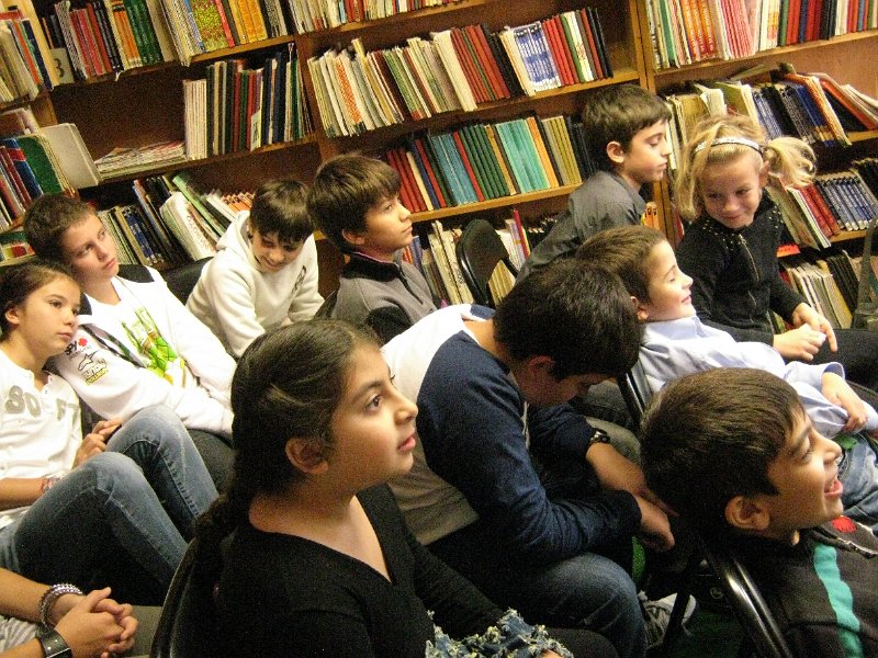 IMG_1036.JPG - 1 ноември в Детски и средношколски комплекс с участието на деца от школа "Клас" - ръководител Ивелина Бояджиева. Гост - детската писателка Райна Пенева.