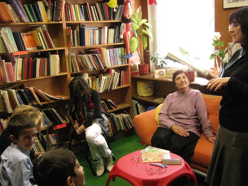 IMG_1037.JPG - 1 ноември в Детски и средношколски комплекс с участието на деца от школа "Клас" - ръководител Ивелина Бояджиева. Гост - детската писателка Райна Пенева.