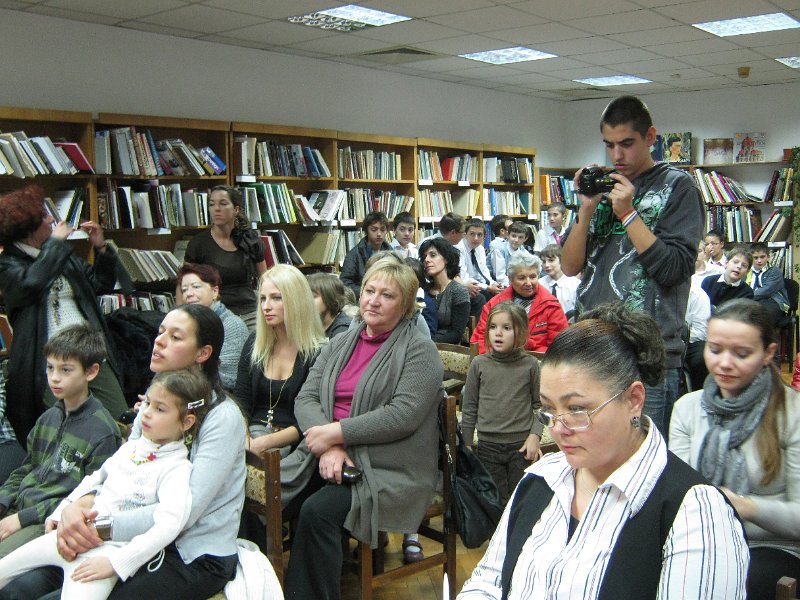 IMG_0920.JPG - Празник с участието на деца и ученици от СОУПЧЕ "А. С. Пушкин" и Клуб "Мелпомена". Ръководители: Валентина Райкова, Людмила Иванова, Павлина Замфирова и Петромила Атанасова. Гост: детската писателка Райна Пенева