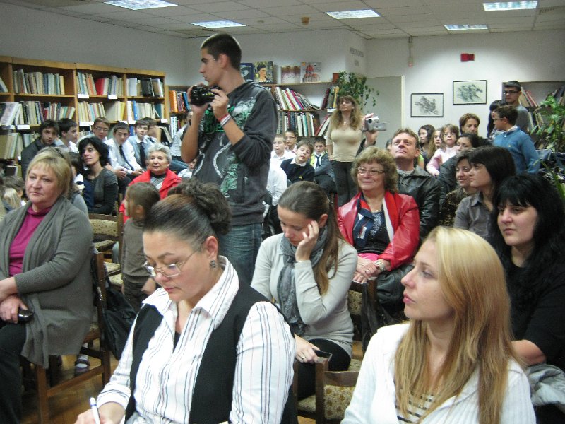 IMG_0921.JPG - Празник с участието на деца и ученици от СОУПЧЕ "А. С. Пушкин" и Клуб "Мелпомена". Ръководители: Валентина Райкова, Людмила Иванова, Павлина Замфирова и Петромила Атанасова. Гост: детската писателка Райна Пенева