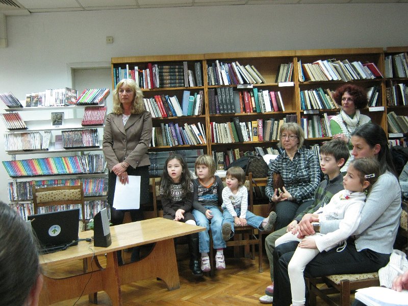 IMG_0924.JPG - Празник с участието на деца и ученици от СОУПЧЕ "А. С. Пушкин" и Клуб "Мелпомена". Ръководители: Валентина Райкова, Людмила Иванова, Павлина Замфирова и Петромила Атанасова. Гост: детската писателка Райна Пенева