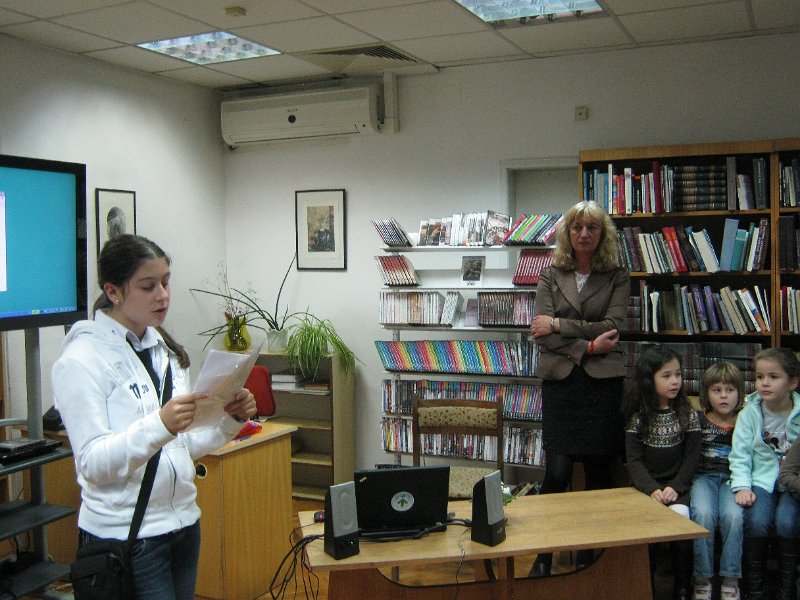 IMG_0929.JPG - Празник с участието на деца и ученици от СОУПЧЕ "А. С. Пушкин" и Клуб "Мелпомена". Ръководители: Валентина Райкова, Людмила Иванова, Павлина Замфирова и Петромила Атанасова. Гост: детската писателка Райна Пенева