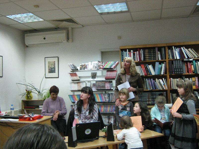 IMG_0935.JPG - Празник с участието на деца и ученици от СОУПЧЕ "А. С. Пушкин" и Клуб "Мелпомена". Ръководители: Валентина Райкова, Людмила Иванова, Павлина Замфирова и Петромила Атанасова. Гост: детската писателка Райна Пенева