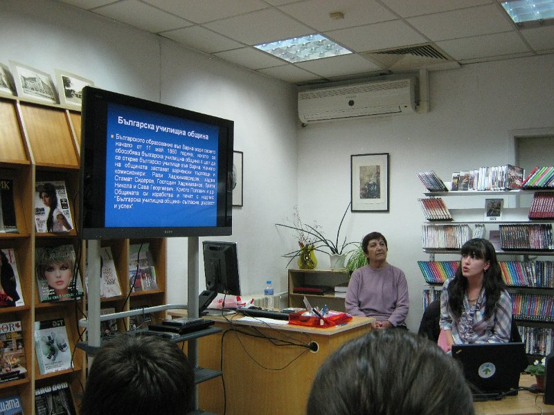 IMG_0936.JPG - Празник с участието на деца и ученици от СОУПЧЕ "А. С. Пушкин" и Клуб "Мелпомена". Ръководители: Валентина Райкова, Людмила Иванова, Павлина Замфирова и Петромила Атанасова. Гост: детската писателка Райна Пенева